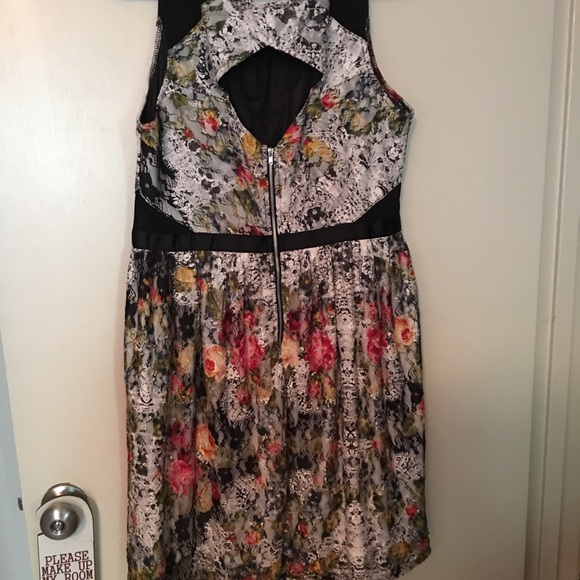 Dress - Picture 2 of 4